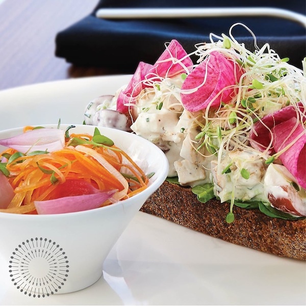 sophies waldorf astoria salada sand.