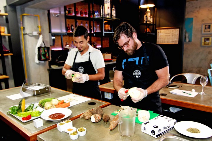 spoon-cooking-class-students